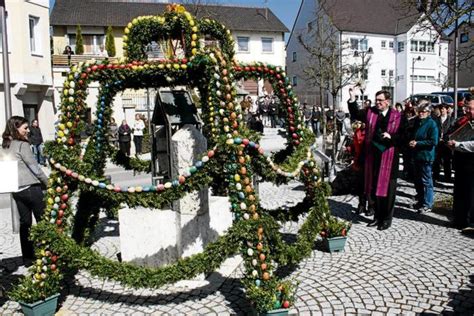 1700 Eier schmücken den Osterbrunnen