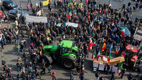 Protesta Degli Agricoltori A Roma Corteo Con 130 Trattori Chiusa Per