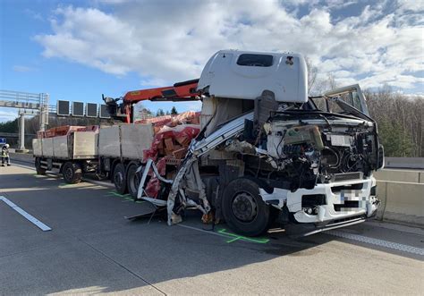 Vollsperrung Nach Auffahrunfall Auf Der A Lkw Verliert Steine