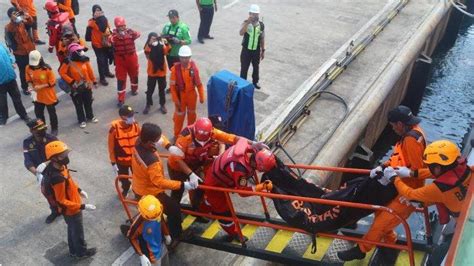 Foto Basarnas Sulsel Mengevakuasi Dua Jenazah Korban KM Ladang Pertiwi