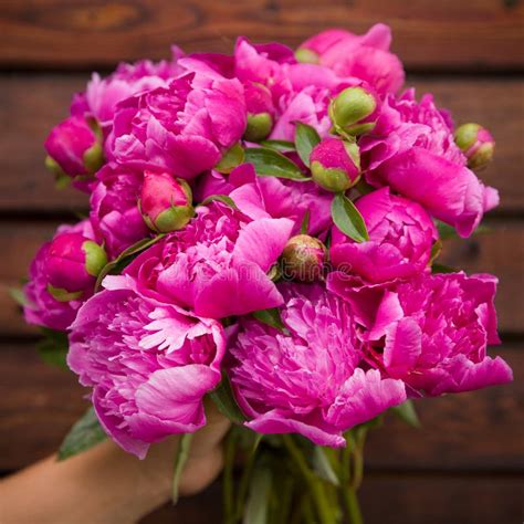 Ramalhete Bonito De Flores Das Tulipas Da Mola Na Tabela Imagem De