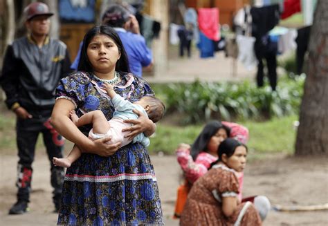 Más de 700 indígenas asentados en parque bogotano vuelven a su