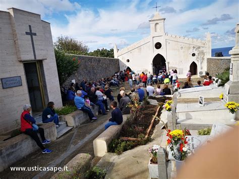 Ustica Padre Lorenzo Tripoli Celebra Al Cimitero La Messa Per I