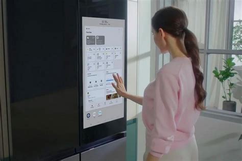 Samsung представили холодильник со встроенным 32-дюймовым телевизором