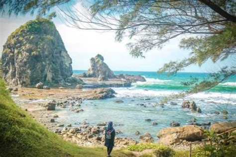 Ada Pula Gua Karang Yang Bisa Dijelajahi 5 Surga Wisata Pantai