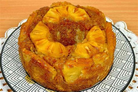 Bolo de abacaxi caramelizado pedaços da fruta Receita super deliciosa