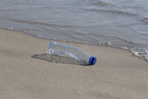 Una Botella De Pl Stico Se Encuentra En La Playa Y Contamina El Mar