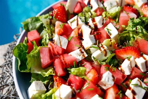 Melonen Feta Salat Mit Erdbeeren Blattsalat Und Balsamico