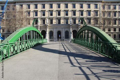 Zollamtsbr Cke In Wien Mit U Bahn Ber Dem Wienfluss Stock Foto