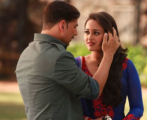 Sonakshi Sinha And Akshay Kumar Romance