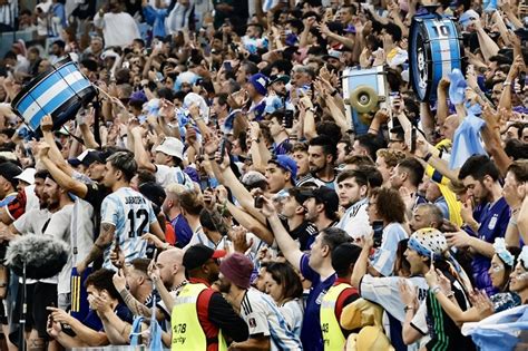 Argentina El Pueblo Fiel Que Se Sumi En Deudas Para Ver A Messi En