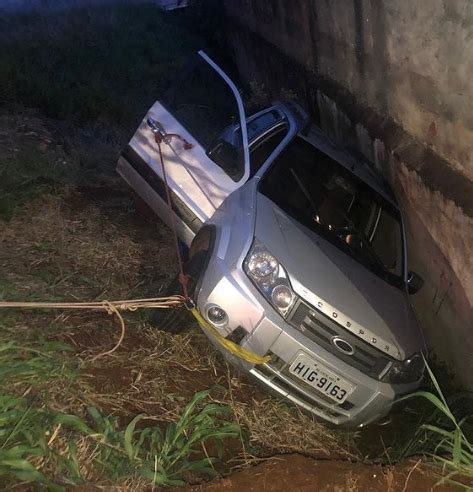 Homem tem braço esmagado entre carro e muro após acidente em Uberlândia