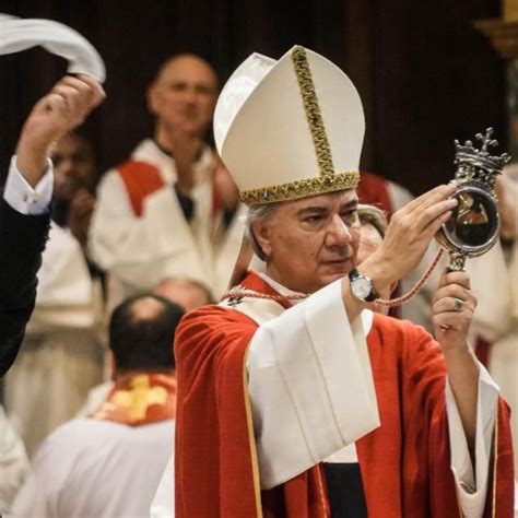 Milagre do sangue de São Januário se repete no dia de sua festa litúrgica