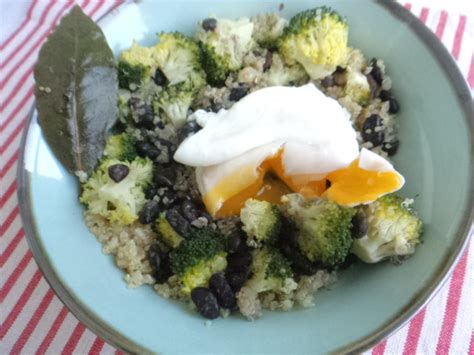 Prato Caseiro Bowl de quinoa feijão preto e brócolos ovo escalfado