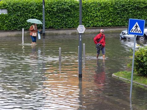 Pioggia Senza Sosta Esonda Il Lambro A Milano E Monza Il Sole Ore