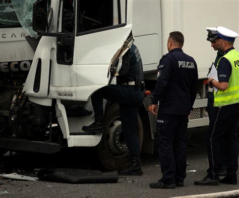 Wypadek na A2 Hyundai zmiażdżony przez dwie ciężarówki 63 letnia