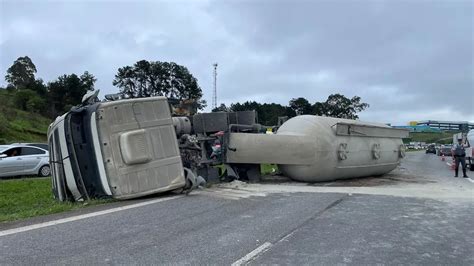 Carreta Mais De 30 Toneladas De Cimento Tomba Na Rodovia Castello