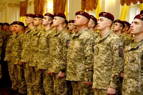Первокурсники десантного факультета Военной академии получили береты ...