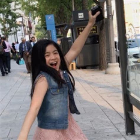 Esta niña literalmente deja todo para bailar cada vez que escucha ...