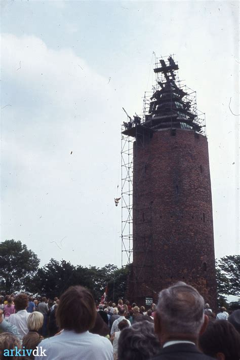 arkiv dk Gåsen sættes på plads på Gåsetårnet efter forgyldningen 1971