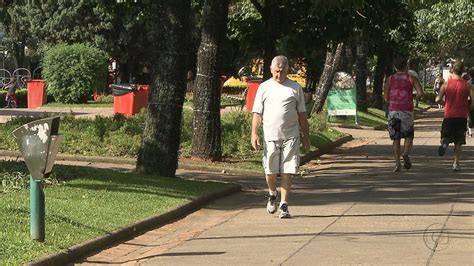 Para Acabar Com O Sedentarismo Uma Pessoa Começa A Caminhar