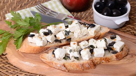 Crostini de feta aceitunas chile y orégano Carla M Jones Receta