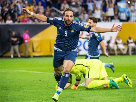 Con Higuain la Juve dà l'assalto alla Champions