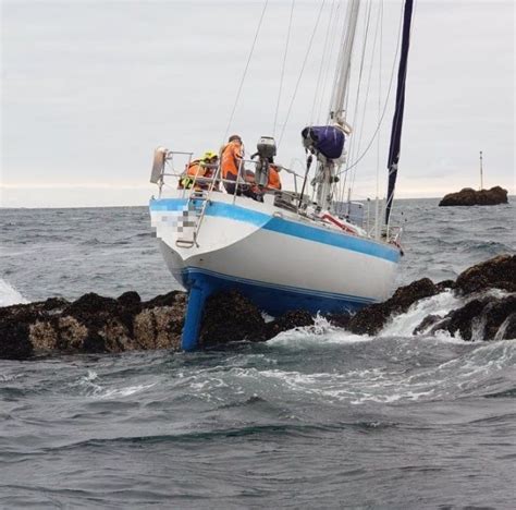 L IMAGE Morbihan un bateau échoué sur les rochers au large de l Île