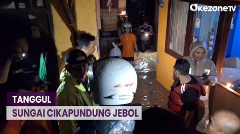 Tanggul Sungai Cikapundung Jebol Petugas Damkar Evakuasi Warga Korban