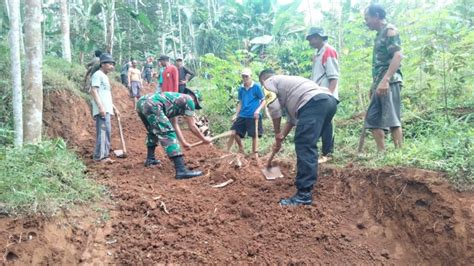 Tni Polri Bersama Warga Bersinergi Kerja Bakti Membangun Jalan Radar