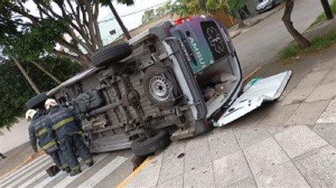 Dos Personas Heridas En Un Vuelco De Una Ambulancia Radio Cadena