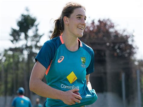 Australia S Woman All Rounder Annabel Sutherland Adds Wobble Seam