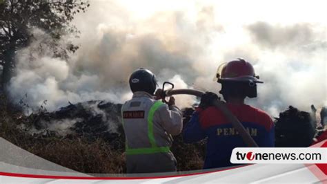 Diduga Akibat Korsleting Listrik Gudang Kayu Di Rembang Ludes Terbakar