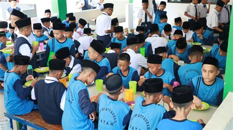 Makan Siang Bersama Santri Pondok Tahfidzul Qur An At Taubah SMP BP