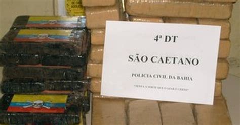 G1 Polícia encontra 48 kg de maconha e crack enterrados em quintal de