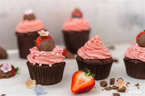 Cupcakes Mit Brownie Muffins Erdbeer Frischk Se Frosting