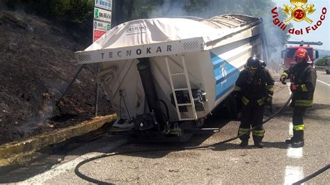 Autotreno A Fuoco Sull A Del Mediterraneo Corrono I Pompieri