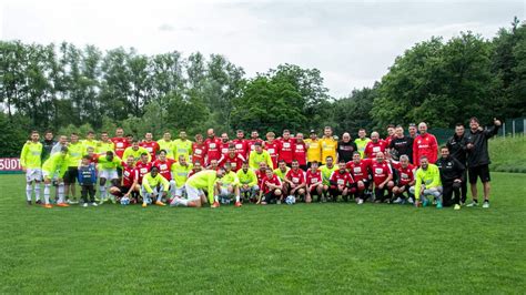 SERIE B Südtirol tante persone presenti alla festa di fine anno all