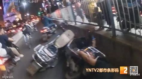 「他要找人來打我，二三十個人！」醉漢騎電動車險釀事故，民警調解糾紛竟然還耍賴 每日頭條