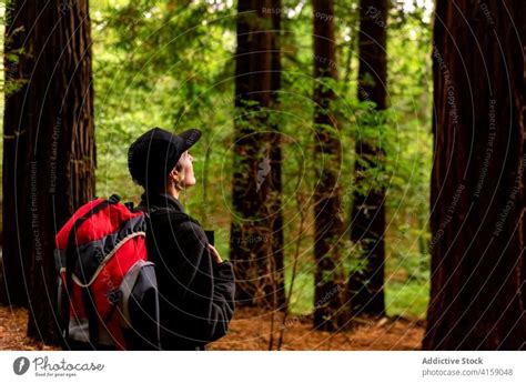 Entzückter Reisender Im Grünen Wald Ein Lizenzfreies Stock Foto Von Photocase