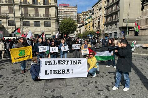 Napoli Corteo Contro G Di Capri Momenti Di Tensione Davanti Al Porto