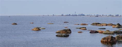 Clear Sea Water in Beach With Cottages · Free Stock Photo