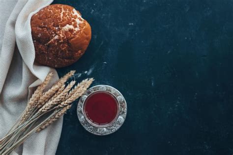 Vino De Pan Y Espigas De Trigo En Un Concepto De Comuni N De Fondo