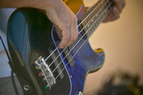 Detalle de un guitarrista que toca su guitarra eléctrica en un