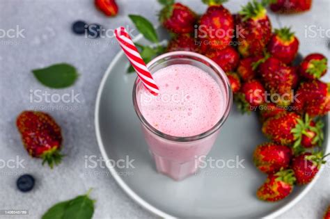 Erdbeersmoothie Oder Milchshake Mit Beeren Und Minze In Einem Glas Auf