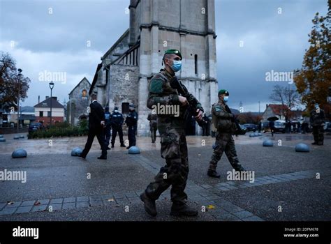 Les Soldats Fran Ais De La Force Sentinelle Patrouillent Devant L