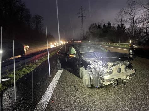 Suhr Ag Bei Unfall Auf A Hinter Leitplanke Auf Dach Gelandet