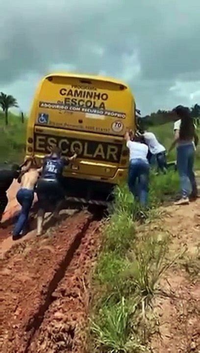 Nibus Escolar Atola Em Vala E Alunos Empurram O Ve Culo Em Estrada Na