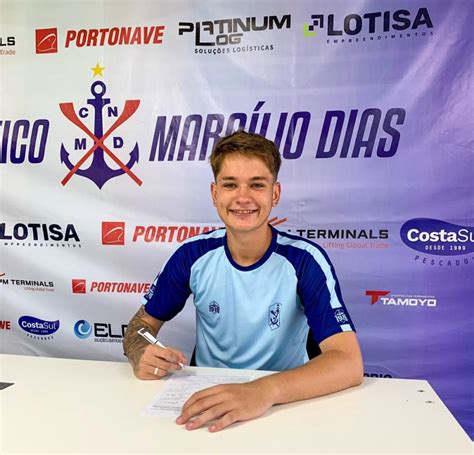 Goleiro de 19 anos de idade João Victor assina primeiro contrato