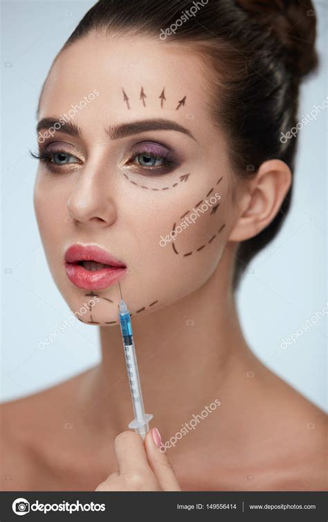 Belle femme nue faisant l injection de beauté Traitement du visage